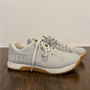 NOBULL Superfabric Trainer Plus + Mens 5.5 Womens 7 Light Gray & Gum No Bull Low